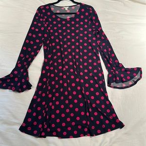 Large dress, flair cuff sleeve, pockets, doesn’t wrinkle